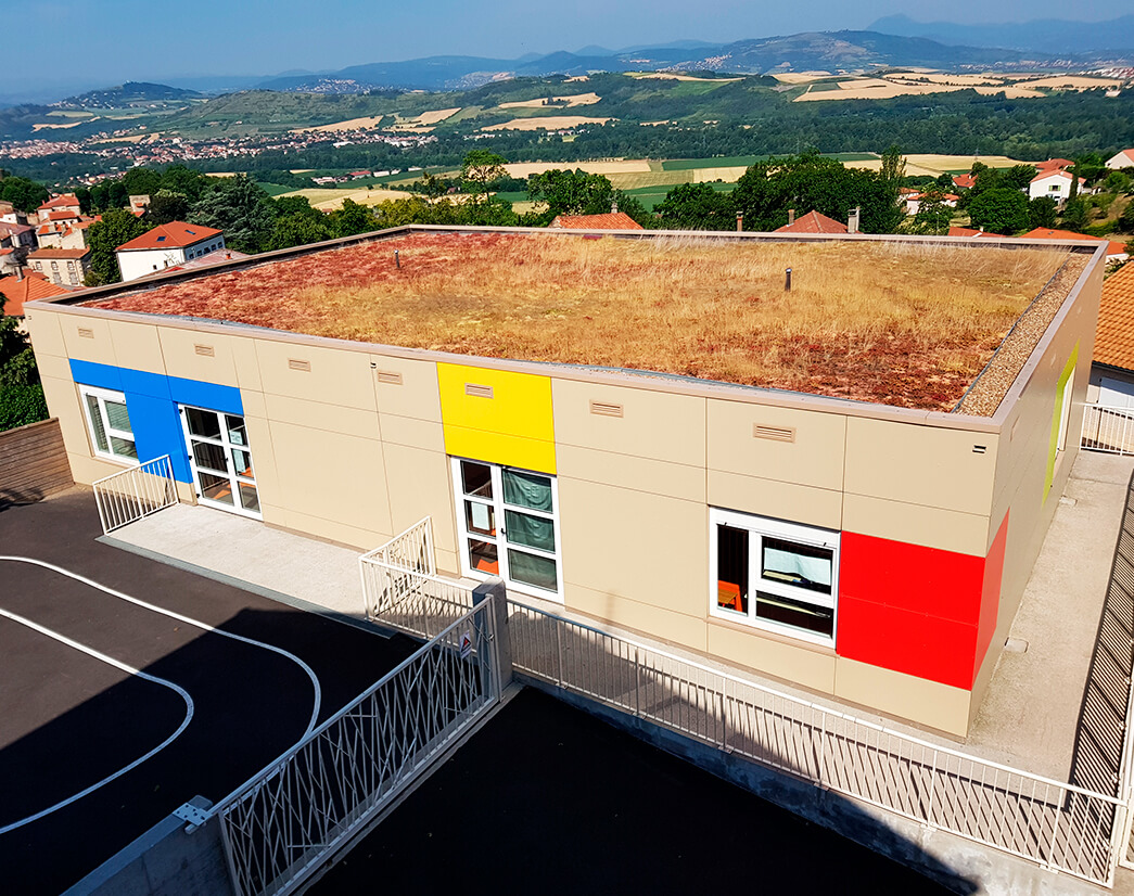 Bâtiment modulaire Ocebloc à toiture végétalisée et façades colorées pour l'accueil périscolaire