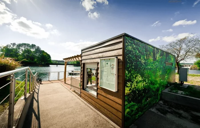 Bâtiment modulaire Ocebloc personnalisé, avec bardage bois et façade décorée